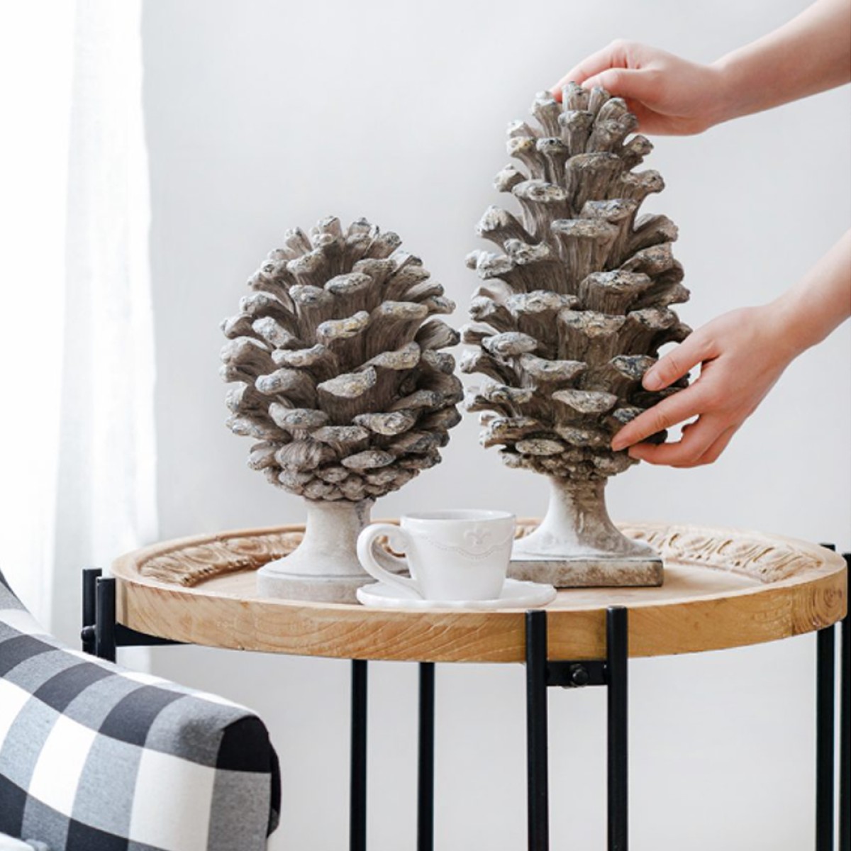 Artekko Pine Cone Διακοσμητικό Γλυπτό Κουκουνάρα Ρητίνης Γκρι (18x18x36)cm Σετ/2